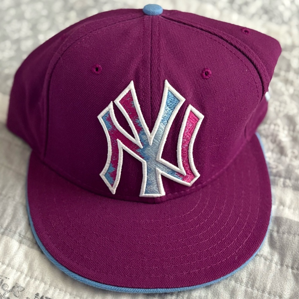 New Era New York Yankees New Era 59FIFTY
Fitted Hat Size 7 1/2 Wool Blend